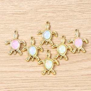 Détails de six pendentifs tortues dorées avec incrustations d'opale pour la création de bijoux