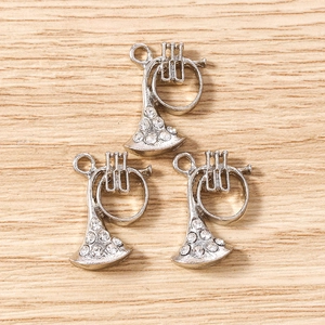 Vue détaillée de pendentifs cor d'argent avec strass brillants pour bijoux artisanaux