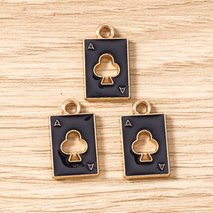 Detail van poker klaveren aas emaille bedeltjes met gouden rand voor DIY sieraden maken