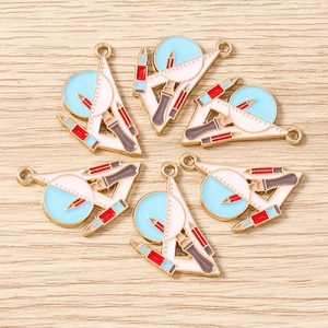 Détail de breloques en émail papeterie avec règle et crayon pour bijoux DIY