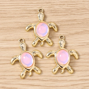 Trois pendentifs tortue dorés avec pierres opales roses pour création de bijoux