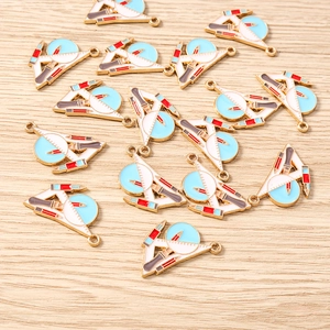 Vue détaillée de 10 breloques d'école en émail avec règle et crayon pour bijoux DIY