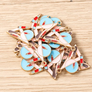 Détail macro de pendentifs émaillés fournitures scolaires avec crayons et règles pour bijoux DIY