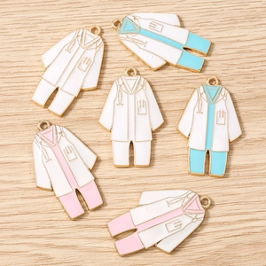 Colgantes esmaltados de uniformes de enfermera en azul y rosa para joyería DIY
