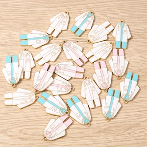 Detalle de colgantes de esmalte de uniforme médico para creación de joyas DIY y accesorios