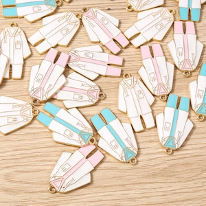 Primer plano detallado de colgantes de esmalte de colores para joyas y accesorios DIY