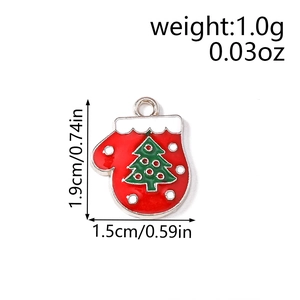 Detalle del dije de guante navideño rojo con patrón de árbol y dimensiones de 1,9 por 1,5 cm