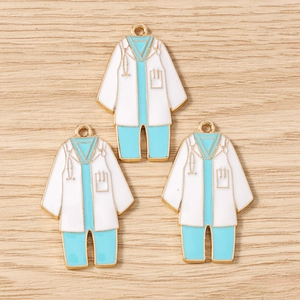 Detalle de dijes de uniforme de enfermera con estetoscopio para bisutería artesanal