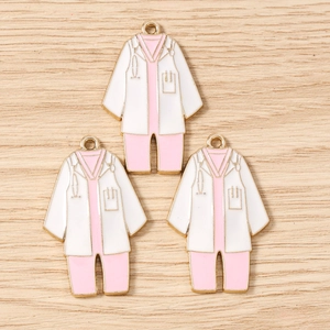Detalle de dijes de esmalte de uniforme médico para la creación de joyas artesanales