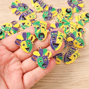 Detailansicht der bunten Mardi Gras Masken-Anhänger für DIY-Schmuckherstellung und Basteln
