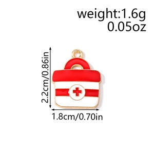 Ciondolo kit pronto soccorso rosso con dimensioni 1,8cm x 2,2cm e gancio in metallo oro