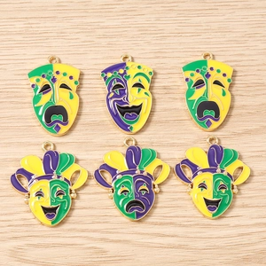 Set aus sechs bunten Komödien- und Tragödienmasken-Anhängern für DIY-Schmuck und Basteln