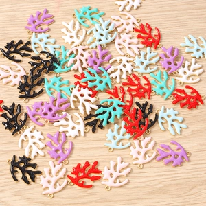 Kleurrijke koraalvormige emaille hangers met gouden randen voor DIY-sieraden maken