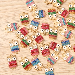 Colgantes de búho con diamantes de colores y marco de metal dorado para bisutería