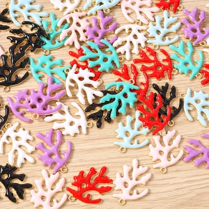 Kleurrijke emaille koraal hangers met gouden afwerking voor DIY sieraden maken