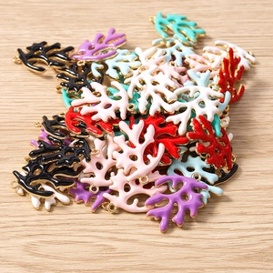 Detailweergave van kleurrijke koraalvormige hangers voor DIY-sieraden en kettingen
