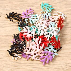 Macro-details van kleurrijke emaille koraalhangers voor DIY-sieraden maken en accessoires