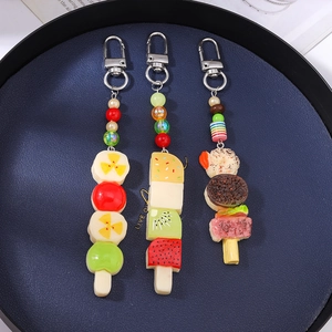 Porte-clés réalistes de brochettes de fruits et snacks avec melon et donut