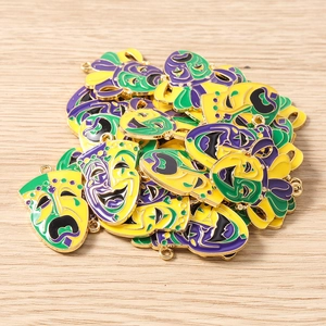 Nahaufnahme von Mardi Gras Maskenanhängern aus gelber, lila und grüner Metalllegierung