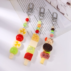 Ensemble de trois porte-clés de fruits et desserts simulés avec fermoirs mousquetons