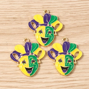 Details von drei farbenfrohen Mardi Gras Clown-Anhängern in lila goldgrüner Emaille