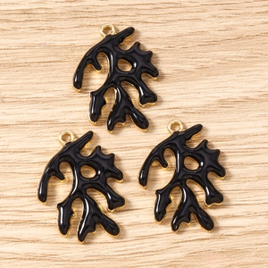 Drie zwarte emaille koraalhangers met gouden plating voor DIY-sieraden en ambachten