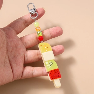 Détail d'un porte-clés brochette de fruits avec tranches de pastèque et kiwi