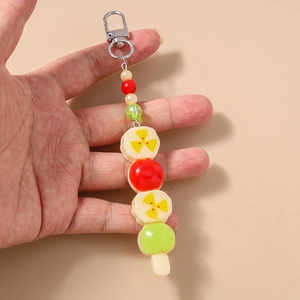 Vue détaillée d'un porte-clés créatif en forme de brochette de fruits avec perles