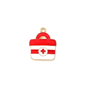 Ciondolo borsa medica smaltata con croce rossa e base dorata per creazione gioielli fai da te
