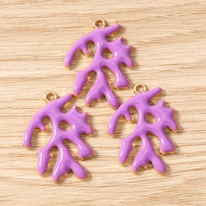 Detailweergave van paarse koralen bedeltjes met gouden plating voor DIY sieraden maken