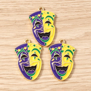 Makroaufnahme von bunten Mardi-Gras-Emaille-Maskenanhängern für DIY-Schmuck und Basteln