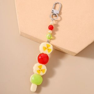 Détail du porte-clés brochettes de fruits avec perles, résine et fermoir mousqueton