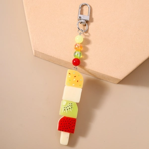 Détails d'un porte-clés esquimau aux fruits avec perles colorées et modules en résine