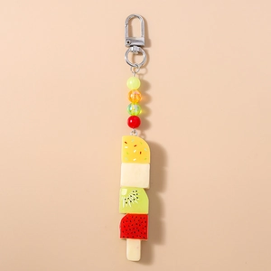 Détail d'un porte-clés brochette de fruits avec pastèque kiwi et fermoir en métal robuste