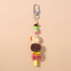 Détail du porte-clés brochette de barbecue réaliste avec perles et fermoir mousqueton argent