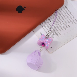 Détail d'un porte-clés à nœud violet avec un mini panier lavande sur une dragonne de mobile