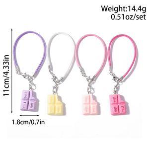 Détail de breloques chocolat pour téléphone en quatre couleurs avec texte et dimensions