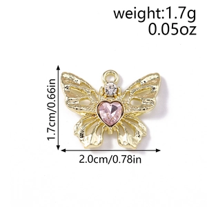 Detailansicht Schmetterling Anhänger mit rosa Herzstein und goldenem hohlflügel Design