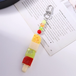 Détail d'un porte-clés esquimau aux fruits avec perles en résine et fermoir mousqueton