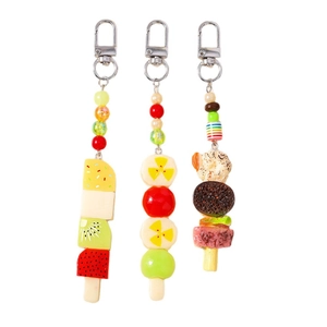 Porte-clés alimentaires vibrants avec motifs de glace à la fraise et brochettes de barbecue
