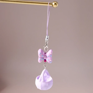 Détail du nœud en résine violette et panier tressé pour portable avec fermoir argent