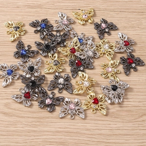 Makro-Detail von Schmetterlingsanhängern aus Legierung mit Strassherzen für Schmuck