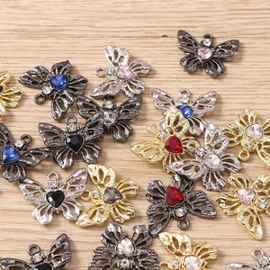 Detailansicht Schmetterling-Anhänger mit Herz-Kristallen in verschiedenen Farben für DIY-Schmuck