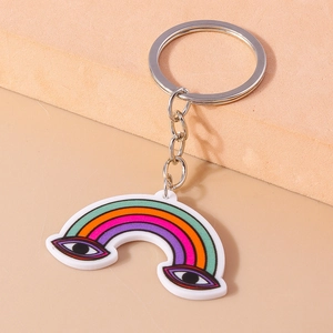 Dettaglio del portachiavi in acrilico con arcobaleno e occhio e catena in metallo
