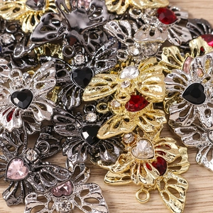 Detailaufnahme von Herz-Strass-Schmetterlingsanhängern für DIY-Schmuckherstellung
