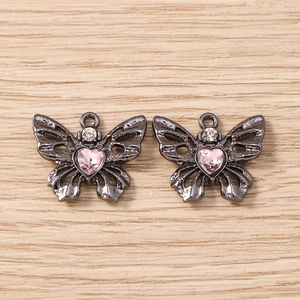 Detail der Schmetterling-Anhänger mit rosa Herz-Strassstein und schwarzem Metall