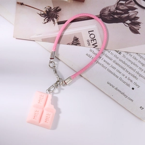 Dragonne rose pour téléphone avec breloque chocolat en silicone et fermoir mousqueton