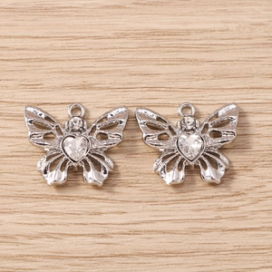 Detailansicht silberner Schmetterlingsanhänger mit Herz-Strasssteinen für DIY-Schmuck