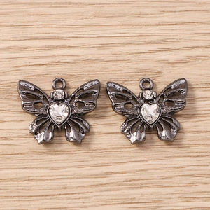 Detailansicht von Schmetterlingsanhängern mit Herz-Strass und Rotguss-Finish