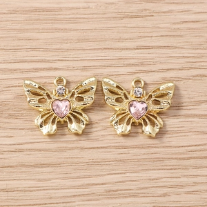 Goldener Schmetterlingsanhänger mit rosa Herz-Strass und hohlen Flügeldetails
